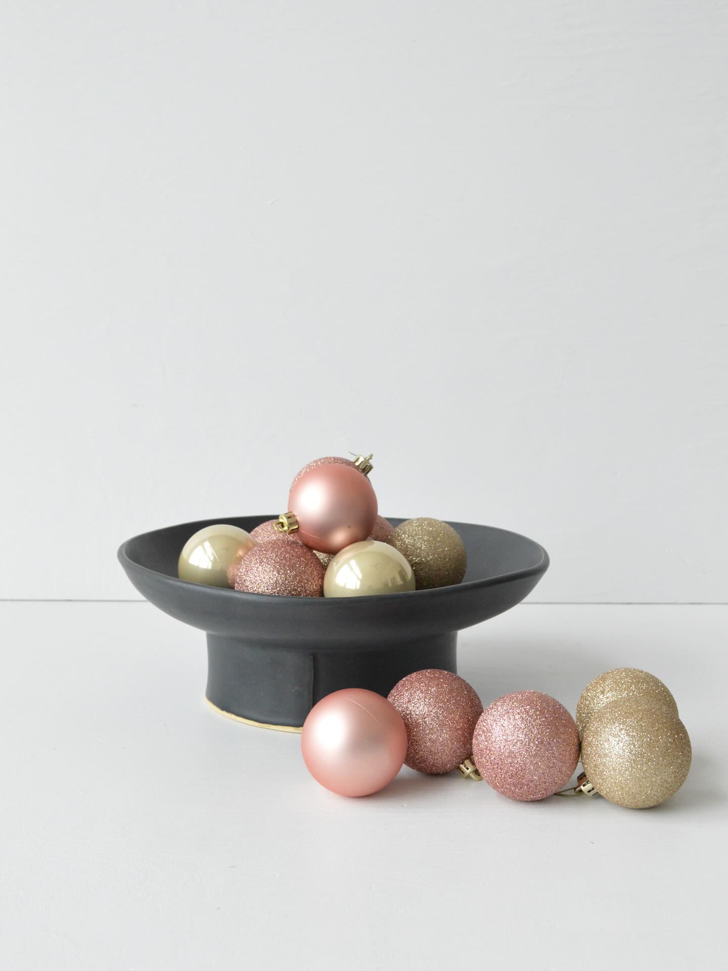 Wishing you a peaceful and Merry Christmas. May your day be filled with warmth, wonder, and the joy of being with those you love!
.
.
.#artiststudio #visitbigsky#bigskypottery #retailtherapy #potteryaddict